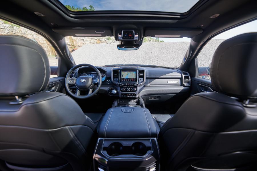Интерьер Ram 1500 Sport Crew Cab (DT) 2018 года  (CA) (фото 36 из 40)